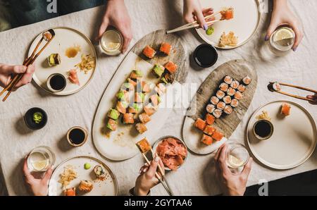 Famille ou amis ayant un dîner traditionnel japonais à sushi en quarantaine Banque D'Images