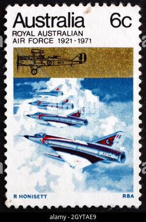 AUSTRALIE - VERS 1971 : un timbre imprimé en Australie montre DH-9A les Mirage Jet Fighters australiens, Royal Australian Air Force, 50e anniversaire, vers 1 Banque D'Images