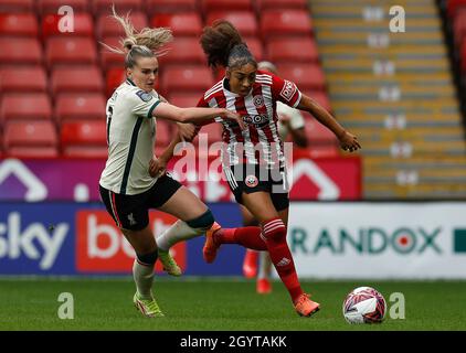 Sheffield, Angleterre, 9 octobre 2021.Melissa Lawley, de Liverpool, défie Jess Clarke, de Sheffield, lors du match du championnat FA féminin à Bramall Lane, Sheffield.Le crédit photo doit être lu : Darren Staples / Sportimage Banque D'Images