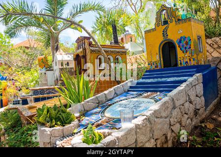 Cimetière catholique mexicain multicolore dans le parc écotouristique Xcaret Banque D'Images