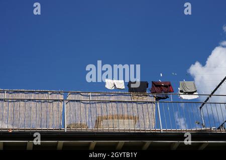 Balcon avec vêtements ligne avec quelques morceaux de vêtements sécher au soleil.Vue à angle bas avec ciel bleu sur l'arrière-plan.Banlieue de Zurich, Suisse. Banque D'Images
