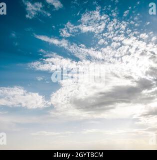 Les rayons du soleil se brisent à travers les nuages.Seulement l'image du ciel, pas de terre. Banque D'Images