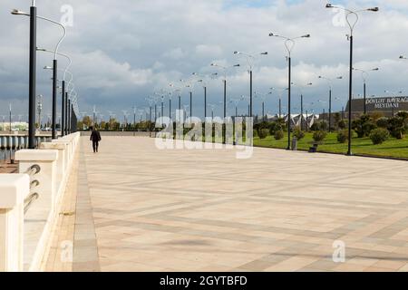 Bakou (Azerbaïdjan) - 14 novembre 2019 : boulevard Bakou sur le remblai de la mer Caspienne.Remblai près de la place du drapeau. Banque D'Images