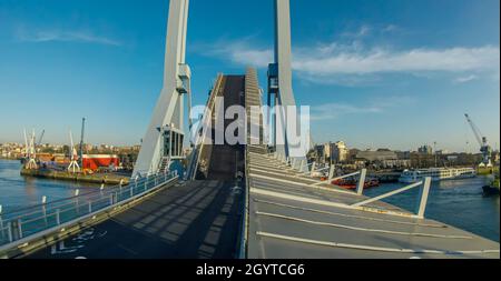 Photo du pont-levis descendant après le passage du navire par une journée ensoleillée à Port Leoxioes Portugal Banque D'Images