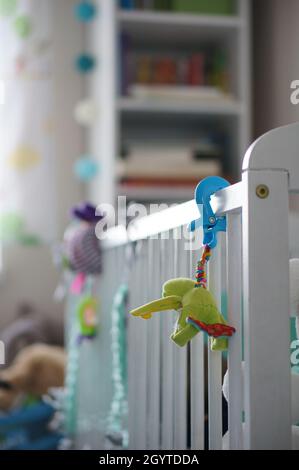 POZNAN, POLOGNE - 28 avril 2018 : un lit d'enfant en bois blanc dans une chambre Banque D'Images