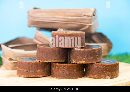 Une pile de sucre de palme avec des feuilles de noix de coco séchées utilisées pour l'emballage.Points de mise au point sélective.Arrière-plan flou Banque D'Images