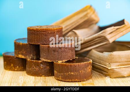 Une pile de sucre de palme avec des feuilles de noix de coco séchées utilisées pour l'emballage.Points de mise au point sélective.Arrière-plan flou Banque D'Images