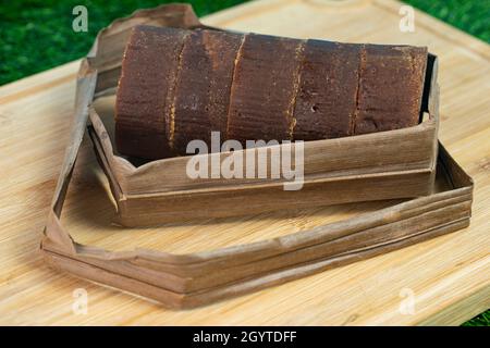 Une pile de sucre de palme avec des feuilles de noix de coco séchées utilisées pour l'emballage.Points de mise au point sélective.Arrière-plan flou Banque D'Images