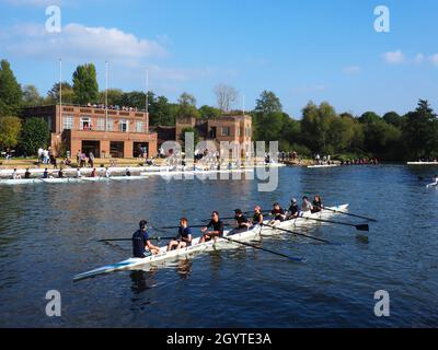 Oxford, Royaume-Uni.9 octobre 2021.Les sessions de dégustation d'aviron de la semaine des jeunes pour les étudiants de l'Université d'Oxford se déroulent dans les serres de l'université sur la Tamise, un samedi après-midi doux et ensoleillé.Credit: Angela Swann/Alay Live News Banque D'Images