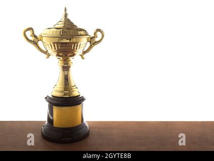 Trophée d'or sur table en bois isolée sur fond blanc. Gagner des récompenses avec espace de copie. Banque D'Images