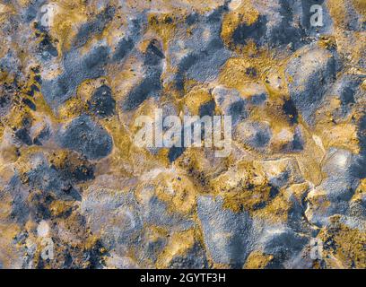 Surface contaminée des tas de déblais provenant de l'exploitation minière à la mine de pyrite abandonnée.Texture colorée, vue aérienne directement au-dessus Banque D'Images