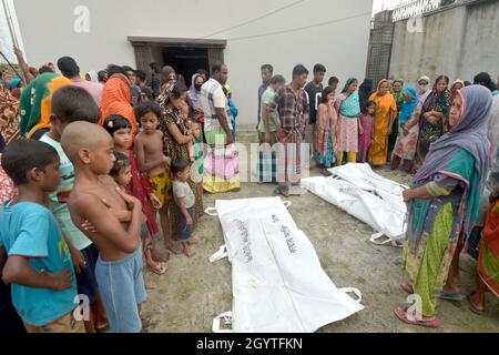 Dhaka.9 octobre 2021.Des cadavres de victimes à la suite d'un accident de bateau sont vus à Savar, dans la banlieue de Dhaka, au Bangladesh, le 9 octobre 2021.Au moins cinq cadavres ont été récupérés après qu'un bateau ait chaviré dans la rivière Turag à Savar, à la périphérie de Dhaka, la capitale du Bangladesh, samedi.Selon l'officiel, le bateau transportant environ 18 personnes a chaviré à la suite d'une collision avec un bateau transportant du sable dans la rivière au début du samedi.Credit: Xinhua/Alay Live News Banque D'Images