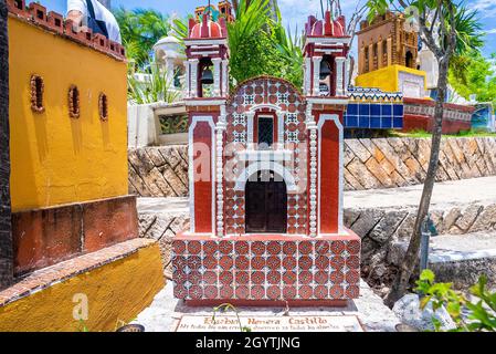 Cimetière catholique mexicain multicolore dans le parc écotouristique Xcaret Banque D'Images