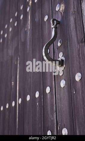 détail d'une porte de perçage sur une ancienne porte en bois Banque D'Images