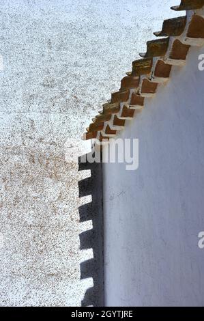 détail des ombres d'une ouverture de toit sur un mur Banque D'Images