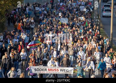 Nuremberg, Allemagne.09e octobre 2021.Les participants à une manifestation contre la politique de Corona du gouvernement fédéral.La manifestation est de soutenir une pétition pour un référendum visant à rappeler le Parlement bavarois.Selon la ville de Nuremberg, jusqu'à 2500 manifestants devraient participer à la marche.Credit: Daniel Karmann/dpa/Alay Live News Banque D'Images