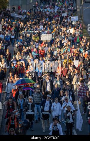 Nuremberg, Allemagne.09e octobre 2021.Les participants à une manifestation contre la politique de Corona du gouvernement fédéral.La manifestation est de soutenir une pétition pour un référendum visant à rappeler le Parlement bavarois.Selon la ville de Nuremberg, jusqu'à 2500 manifestants devraient participer à la marche.Credit: Daniel Karmann/dpa/Alay Live News Banque D'Images