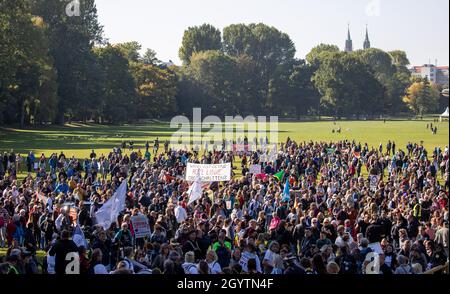 Nuremberg, Allemagne.09e octobre 2021.Les participants à une manifestation contre la politique de Corona du gouvernement fédéral.La manifestation est de soutenir une pétition pour un référendum visant à rappeler le Parlement bavarois.Selon la ville de Nuremberg, jusqu'à 2500 manifestants devraient participer à la marche.Credit: Daniel Karmann/dpa/Alay Live News Banque D'Images