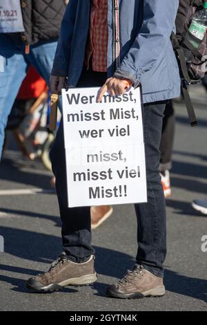 Nuremberg, Allemagne.09e octobre 2021.'Qui mesure, mesure merde, qui mesure beaucoup, mesure beaucoup de merde!'Est écrit sur l'affiche d'un participant à une manifestation contre la politique de Corona du gouvernement fédéral.La manifestation est destinée à soutenir une pétition pour un référendum visant à rappeler le Parlement de l'État de Bavière.Selon la ville de Nuremberg, jusqu'à 2500 manifestants devraient participer à la marche.Credit: Daniel Karmann/dpa/Alay Live News Banque D'Images