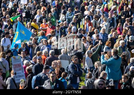 Nuremberg, Allemagne.09e octobre 2021.Les participants à une manifestation contre la politique de Corona du gouvernement fédéral.La manifestation est destinée à soutenir une pétition pour un référendum visant à rappeler le Parlement bavarois.Selon la ville de Nuremberg, jusqu'à 2500 manifestants devraient participer à la marche.Credit: Daniel Karmann/dpa/Alay Live News Banque D'Images