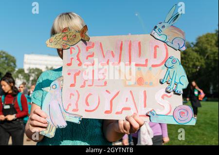 Londres, Royaume-Uni.9 octobre 2021.Les manifestants rejoints par Chris Packham marchent jusqu'au Palais de Buckingham pour appeler la famille royale à rejoker leur terre Banque D'Images