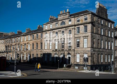 Le soleil du matin frappe le côté nord de Great King Street, une terrasse géorgienne dans la nouvelle ville d'Édimbourg. Banque D'Images