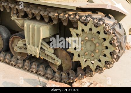 Détail du pignon d'entraînement de chenille avant et des roues de bogie d'un réservoir M4 Sherman. Banque D'Images