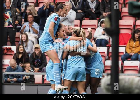 Leigh, Royaume-Uni.09e octobre 2021.Les joueurs célèbrent après que Khadija Shaw (21 Manchester City) a obtenu le premier but lors du match de la Barclays FA Womens Super League entre Manchester United et Manchester City au Leigh Sports Village à Leigh, Angleterre Credit: SPP Sport Press photo./Alamy Live News Banque D'Images