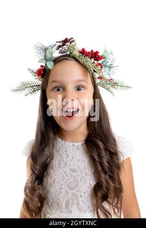 Portrait en gros plan d'une fille surprise à bouche ouverte dans une couronne et des boucles de Noël, isolée sur fond blanc, le concept de surprise et du nouvel an Banque D'Images