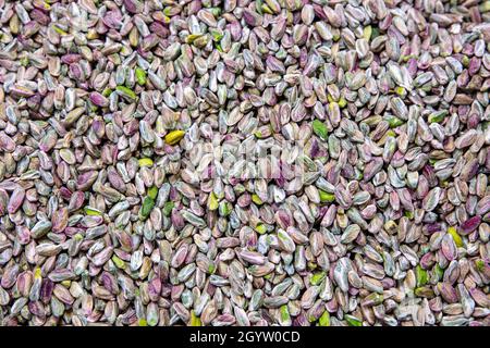 Préparation de pistaches dans une usine de baklava.Un fond de pistaches vertes non salées.Pistache du Bronte, Sicile. Banque D'Images