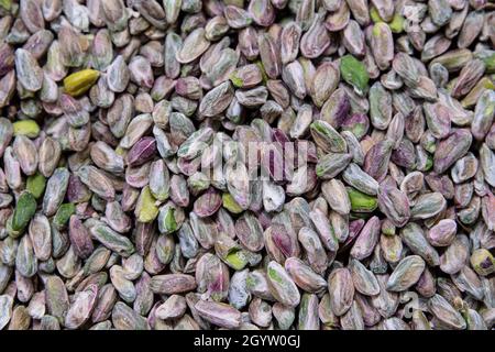 Préparation de pistaches dans une usine de baklava.Un fond de pistaches vertes non salées.Pistache du Bronte, Sicile. Banque D'Images