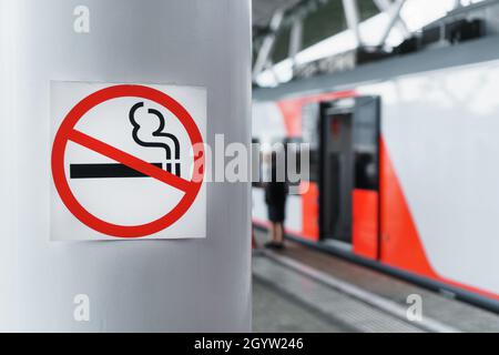 Un panneau interdisant de fumer sur un poteau près de la plate-forme de chemin de fer.Il est interdit de fumer dans les lieux publics Banque D'Images