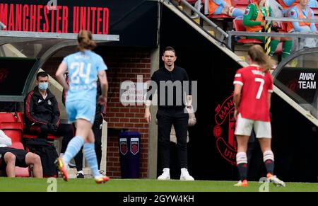 Leigh, Angleterre, 9 octobre 2021.Marc Skinner Manager de Manchester United (C) pendant le match de la Super League FA WomenÕs au Leigh Sports Village, Leigh.Le crédit photo devrait se lire: Andrew Yates / Sportimage Banque D'Images