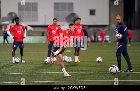 Phil Foden, en Angleterre, se réchauffe avant le match de qualification de la coupe du monde de la FIFA à Estadi Nacional, en Andorre.Date de la photo: Samedi 9 octobre 2021. Banque D'Images