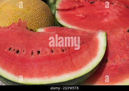 pastèque rouge douce.​​watermelon en tranches mûres fraîches, sur fond de bois Banque D'Images