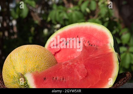 pastèque rouge douce.​​watermelon en tranches mûres fraîches, sur fond de bois Banque D'Images