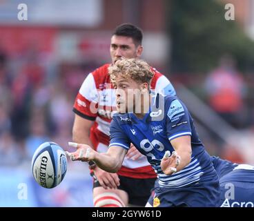 Stade Kingsholm, Gloucester, Royaume-Uni.9 octobre 2021.Gallagher Premiership Rugby, Gloucester versus sale Sharks; Gus Warr of sale Sharks passe Credit: Action plus Sports/Alamy Live News Banque D'Images