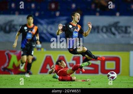 Bangkok, Thaïlande.07e octobre 2021.Siwakorn Jakkuprasat(R) de Port FC et Bawear Tapla de Chiangmai United vu en action pendant le match de la première Ligue thaïlandaise 2021 entre Chiangmai United et Port FC à 700 ans complexe sportif main Stadium.final score; Chiangmai United 0:1Port FC crédit: SOPA Images Limited/Alay Live News Banque D'Images