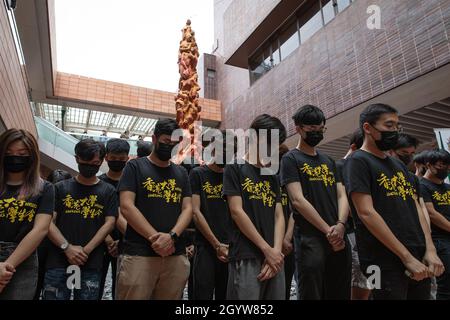 Hong Kong, Chine.4 juin 2021.Les membres de l'Union étudiante de l'Université de Hong Kong rendent hommage aux victimes du massacre de Tiananmen en 1989.l'Université de Hong Kong (HKU) a informé l'organisateur derrière la veillée de juin 4 du massacre de Tiananmen de Hong Kong, de retirer le pilier de la honte avant la date limite du 13 octobre 5.Le pilier de la honte créé par l'artiste danois Jens Galschià¸t a été érigé et exposé à l'Université de Hong Kong pendant 24 ans depuis 1997.(Image de crédit : © Alex Chan TSZ Yuk/SOPA Images via ZUMA Press Wire) Banque D'Images