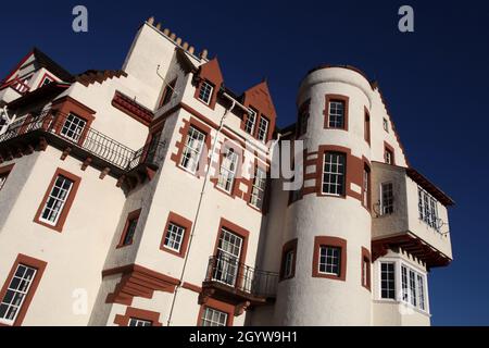 L'imposante structure d'un bâtiment au sommet de Castlehill, au bord de l'esplanade du château d'Édimbourg, se dresse contre un ciel bleu sans nuages Banque D'Images