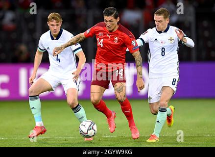 Steven Zuber (au centre), en Suisse, lutte pour le ballon avec Daniel Ballard (à gauche), en Irlande du Nord, et Steven Davis, lors du match de qualification de la coupe du monde de la FIFA au Stade de Geneve, en Suisse.Date de la photo: Samedi 9 octobre 2021. Banque D'Images