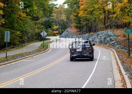 Véhicule avec des vélos sur la route du sommet de Granite Peak, parc national de Rib Mountain à Wausau, Wisconsin, horizontal Banque D'Images