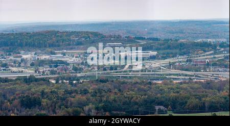 Principal carrefour directionnel de l'autoroute et système hospitalier à Wausau Wisconsin, panorama Banque D'Images