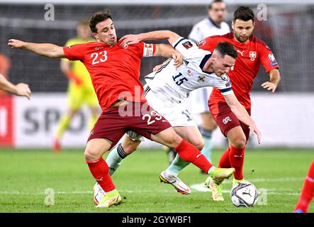 Xherdan Shaqiri (à gauche) en Suisse et Jordan Thompson en Irlande du Nord se battent pour le ballon lors du match de qualification de la coupe du monde de la FIFA au Stade de Geneve, en Suisse.Date de la photo: Samedi 9 octobre 2021. Banque D'Images