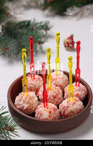 Boulettes de fromage en copeaux de crabe - en-cas pour Noël et le nouvel an sur fond gris Banque D'Images