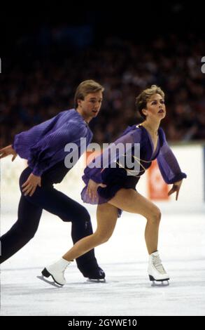 Jane Torvill et Christopher Dean performing 'Boléro' au cours de la compétition de danse sur glace aux Olympiques de 1984 à Sarajevo, et pour lesquels ils ont gagné la médaille d'or. Banque D'Images