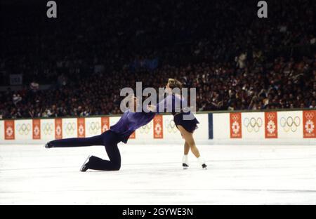 Jane Torvill et Christopher Dean performing 'Boléro' au cours de la compétition de danse sur glace aux Olympiques de 1984 à Sarajevo, et pour lesquels ils ont gagné la médaille d'or. Banque D'Images