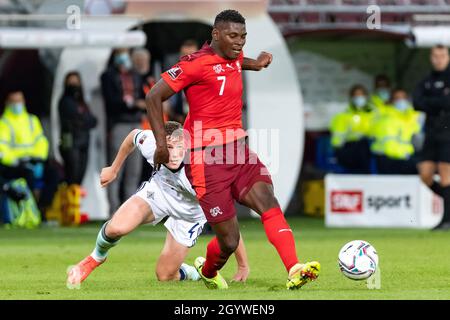 Daniel Ballard en Irlande du Nord et Breel Embolo en Suisse lors du match de qualification de la coupe du monde de la FIFA au Stade de Geneve en Suisse.Date de la photo: Samedi 9 octobre 2021. Banque D'Images