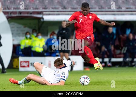 Daniel Ballard en Irlande du Nord et Breel Embolo en Suisse lors du match de qualification de la coupe du monde de la FIFA au Stade de Geneve en Suisse.Date de la photo: Samedi 9 octobre 2021. Banque D'Images