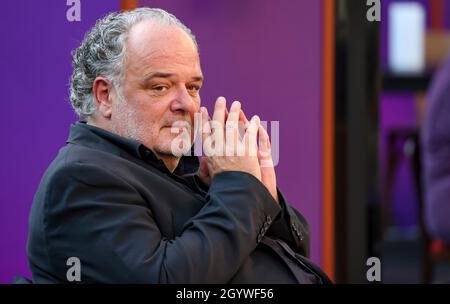 Leipzig, Allemagne.08 octobre 2021.Peter Dreckmann, chef du divertissement MDR, se trouve dans l'ensemble du salon de conférence « Riverboat ».Credit: Jan Woitas/dpa-Zentralbild/ZB/dpa/Alay Live News Banque D'Images